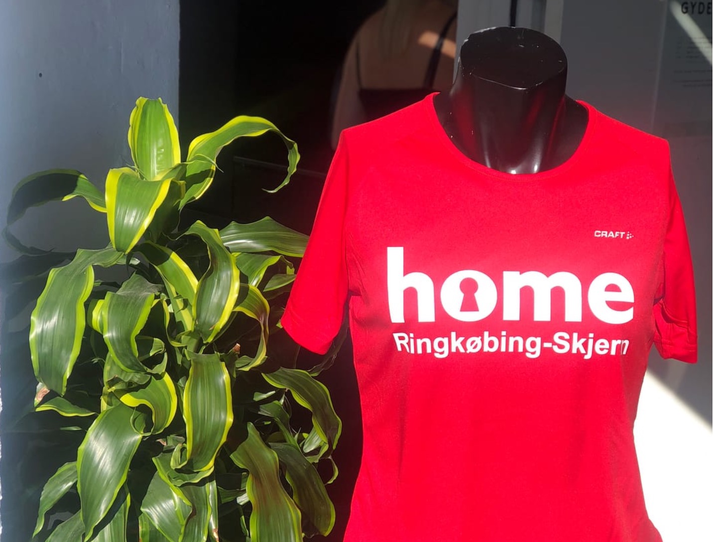 Firmatøj: T-shirt fra Y-Design til HOME